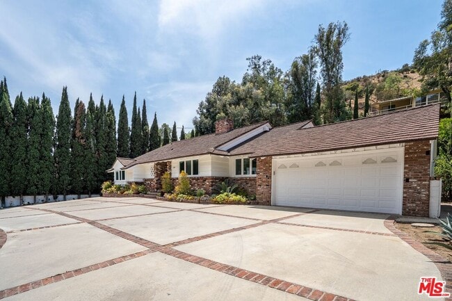 Building Photo - 2201 Coldwater Canyon Dr