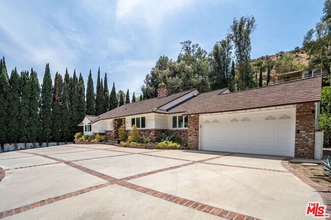 Foto del edificio - 2201 Coldwater Canyon Dr