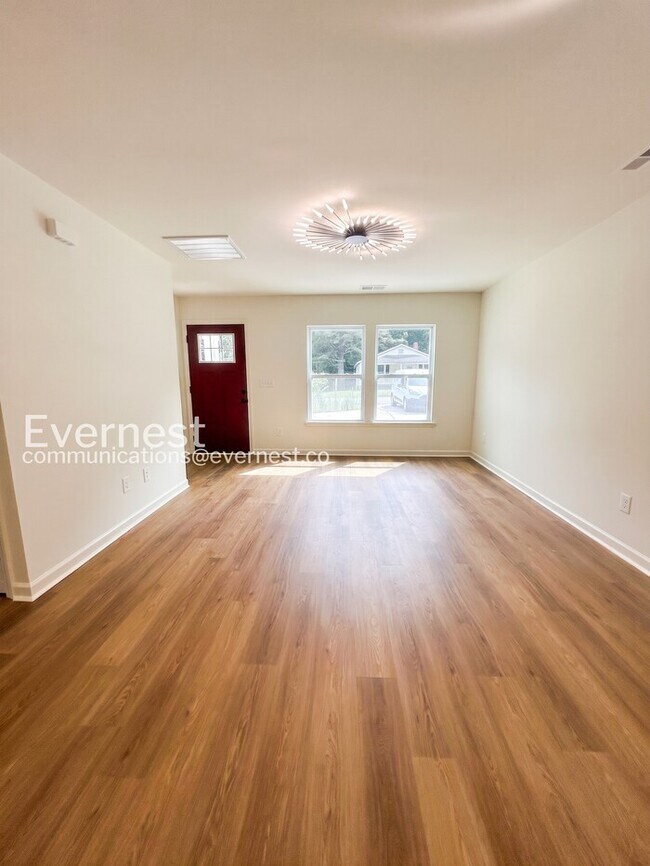 Building Photo - 411 E Torbush St
