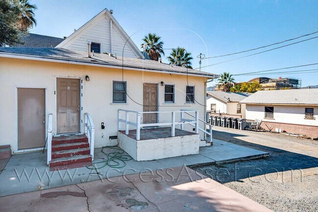 Foto del edificio - Charming 1 Bed/1 Bath Bottom Unit In The Heart Of Lake Elsinore!
