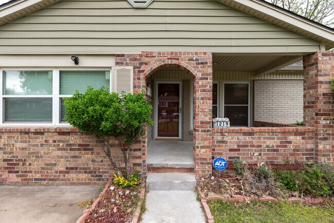 Building Photo - Incredibly Renovated 3 bedroom Beaut! Avai...