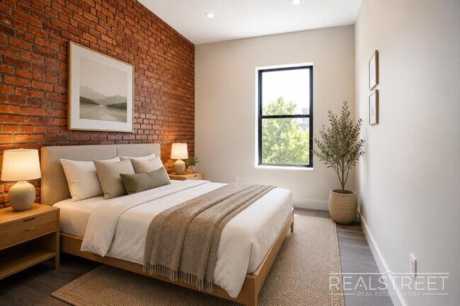 Building Photo - Stunning Large 2 Bed in Crown Heights