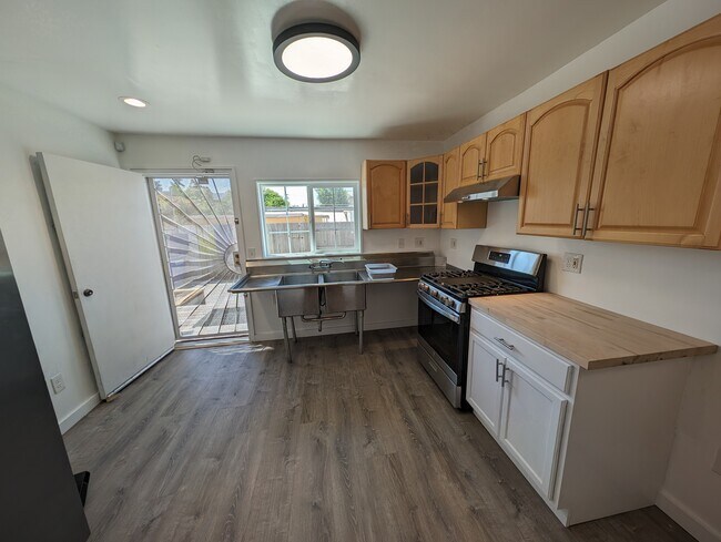Building Photo - 5407 Bancroft Ave