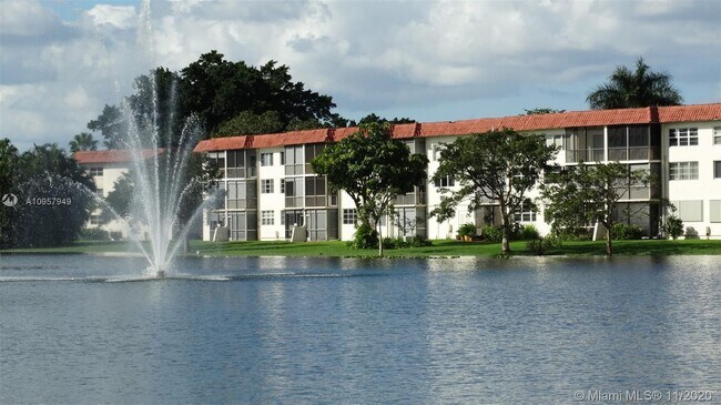 Building Photo - 9220 S Hollybrook Lake Dr
