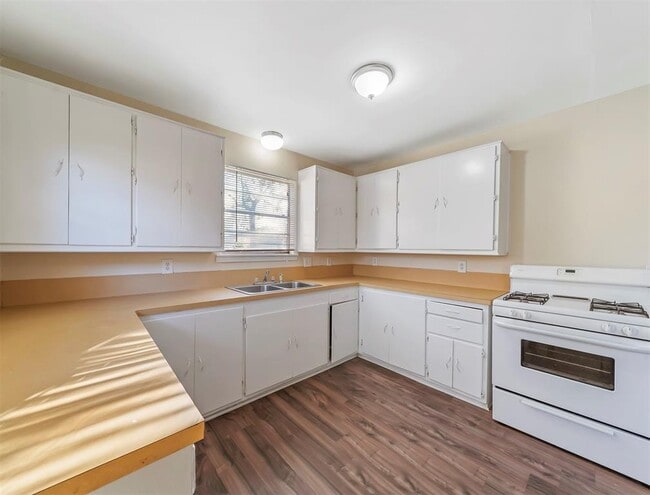Building Photo - 818 Horncastle St