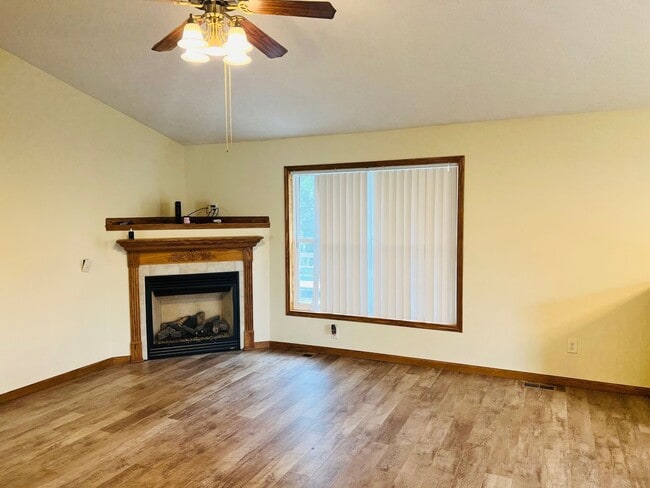Building Photo - Spacious 6-Bedroom Home in a Prime Location – Room to Live, Work & Relax!