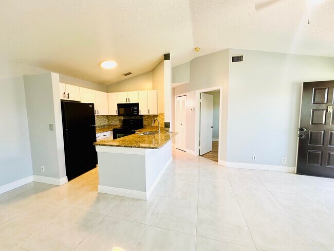 Foto del edificio - 4695 Lucerne Lakes Blvd E
