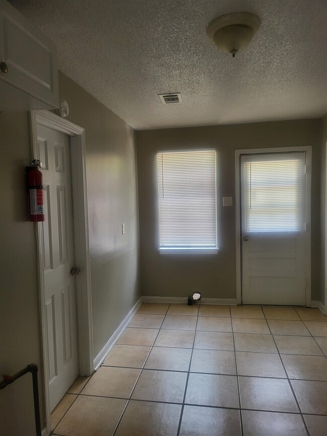 Building Photo - 3705 Suzanne Dr
