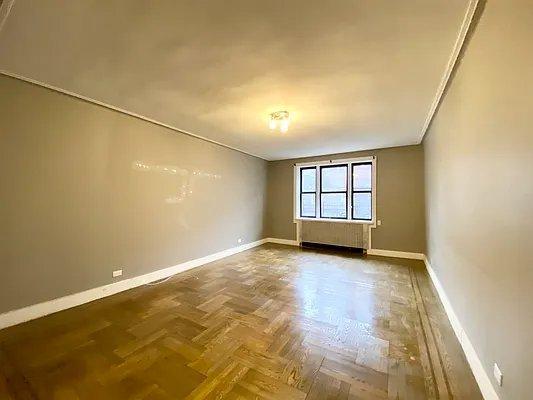 Foto del edificio - 4 bedroom in BRONX NY 10463