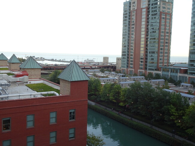 Building Photo - 480 N McClurg Ct