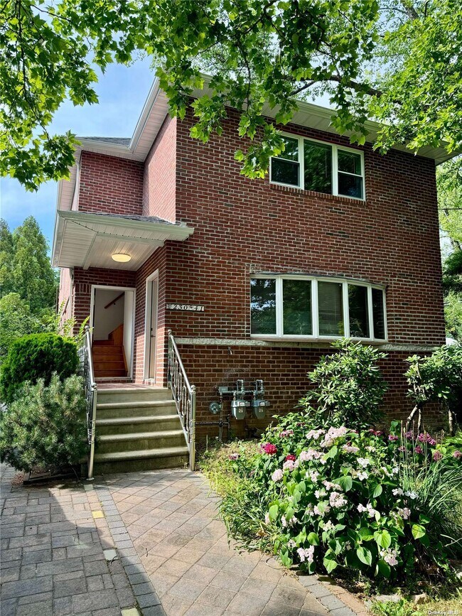Foto del edificio - 230-41 57th Rd