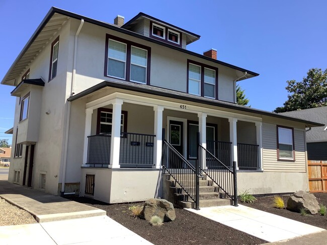 Foto del edificio - Gorgeous Remodeled Campus Home