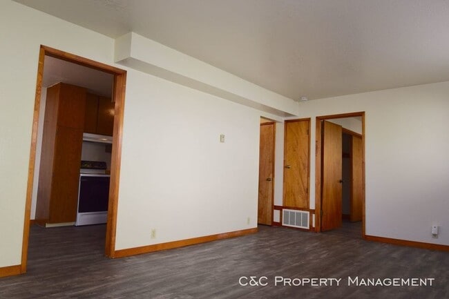 Building Photo - 572 Belden St