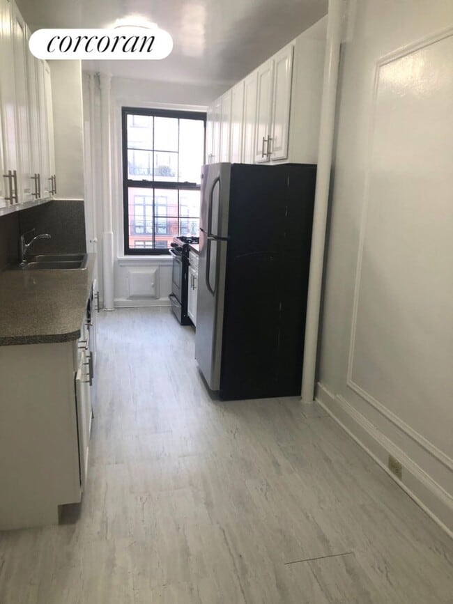 Building Photo - 175 W 76th St