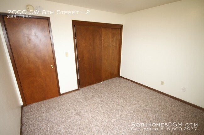 Building Photo - Townhouse Available Today Across from Zoo