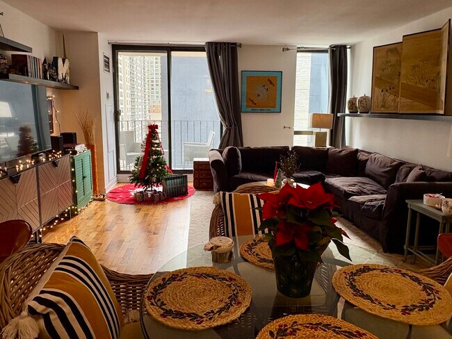 Foto del edificio - 70 W Huron St