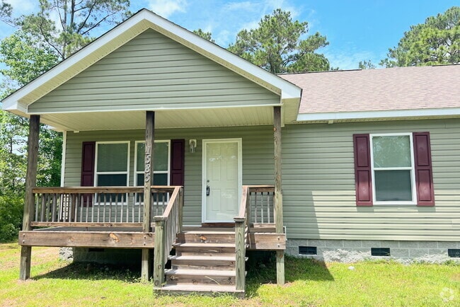 Building Photo - 1585 Country Club Dr