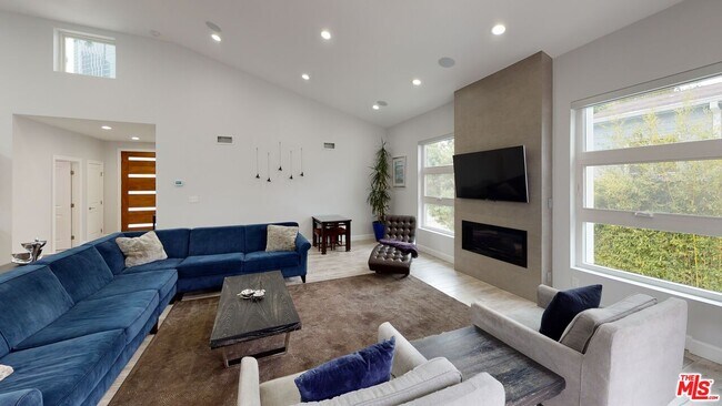 Building Photo - 10331 La Grange Ave