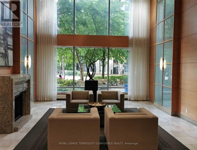 Photo du bâtiment - 4978 Yonge St