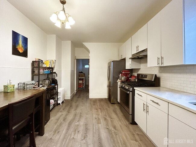 Building Photo - 104 Thompson St