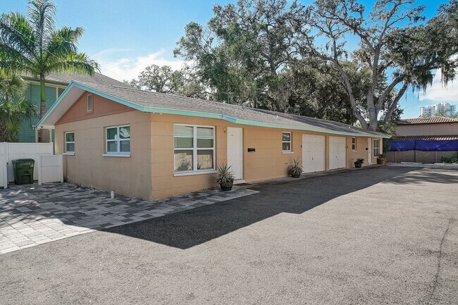 Building Photo - 2 Bed / 1 Bath Cozy Downtown Duplex Apartment