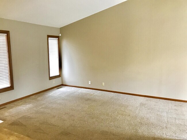 Building Photo - 215 S Lark Ln