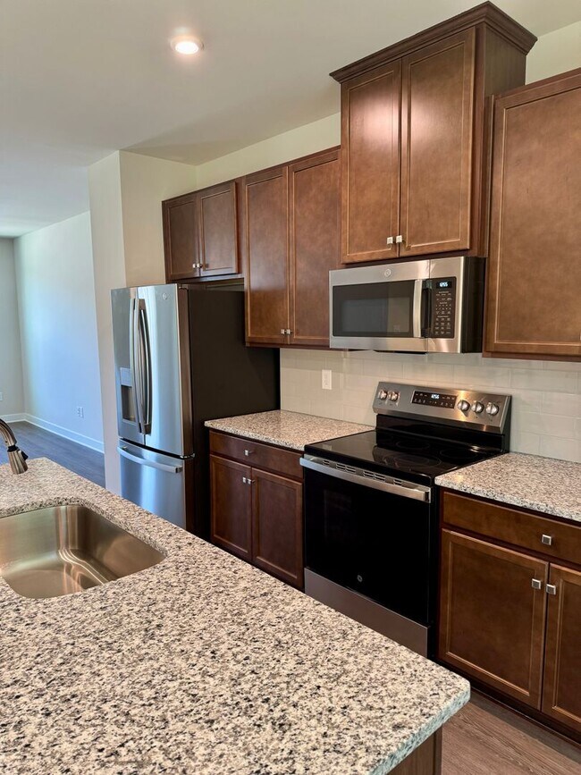 Foto del edificio - 3 Bedroom Townhouse w/garage located in Po...