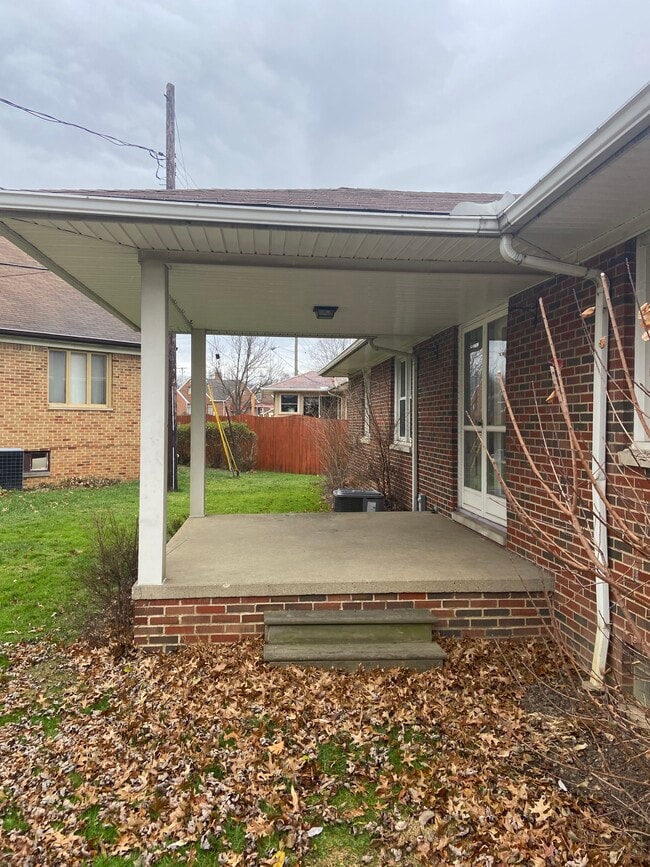 Outdoor Patio - 6361 Manchester Rd