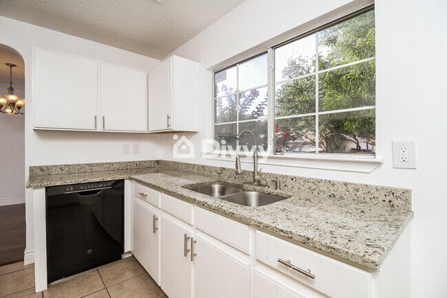 Building Photo - 6614 Honeyridge Ln