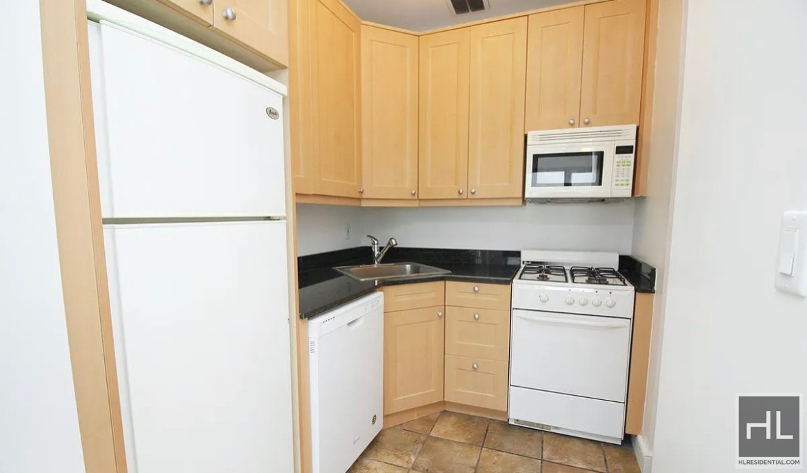 Foto principal - Gorgeous 700 Sq ft rent stabilized 1 bedro...