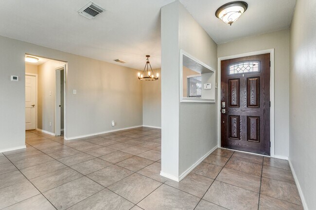 Building Photo - Spacious 3 bedroom, 2.5 bath, Thousand Oak...
