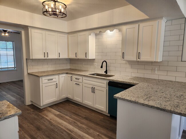Foto del edificio - 2301 Bent Trail Rd