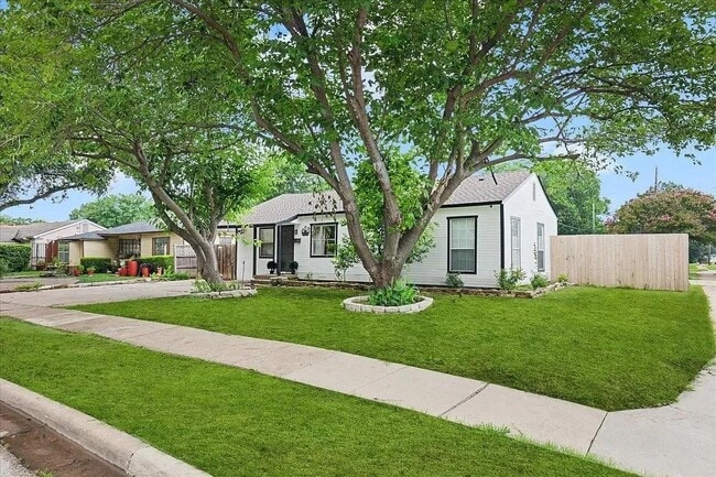 Building Photo - 3551 Espanola Dr