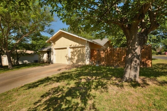 Building Photo - 9410 E Meadow Vale