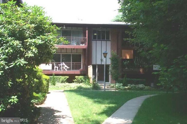 Building Photo - 10169 Mosby Woods Dr