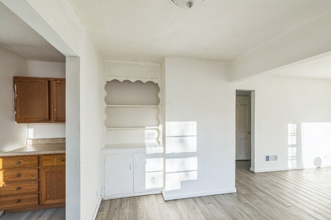 Foto del edificio - 10128 Cloverdale Dr