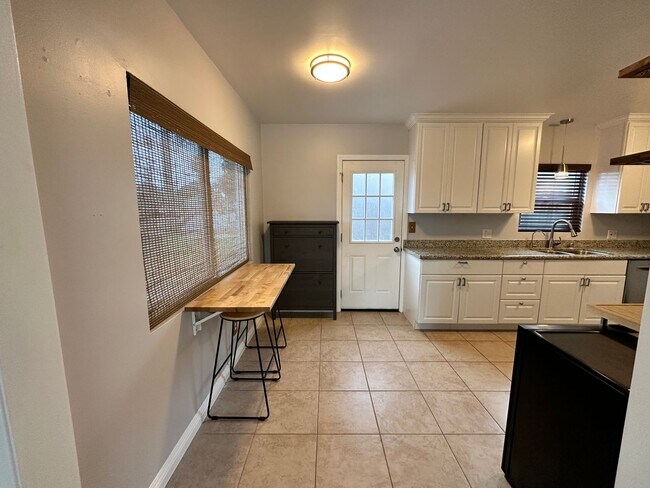 Building Photo - Cute and Cozy Ranch Style Home near the He...