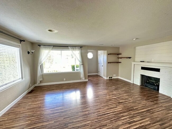 Foto del edificio - 4 Bedroom 1.5 Bath House in Lake Stevens B...