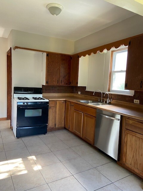 Building Photo - 492 E Wilbeth Rd