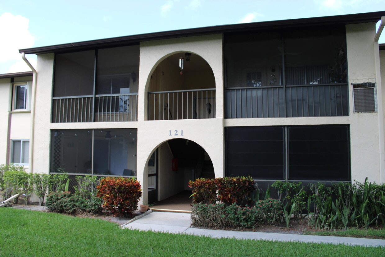 Primary Photo - 121 Lake Pine Cir