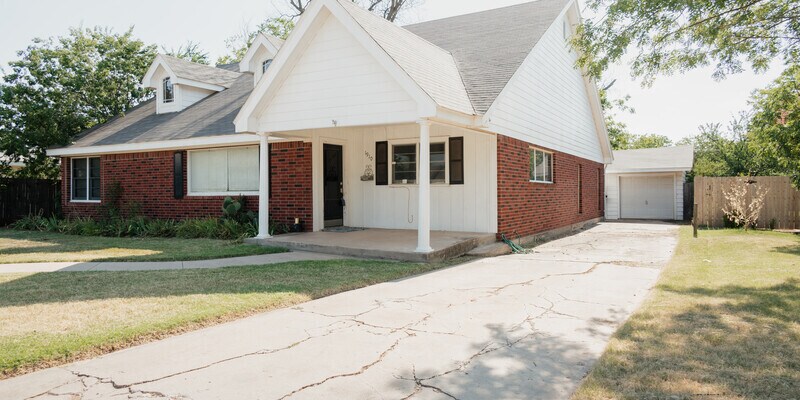 Primary Photo - 1910 Cedar Crest Drive