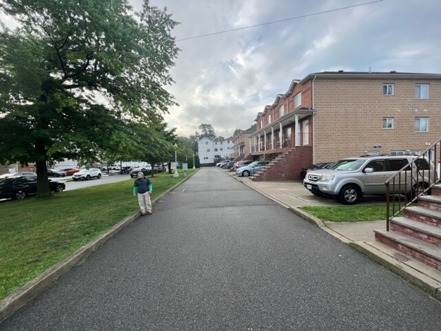 Foto del edificio - 10 Rockwell Ave