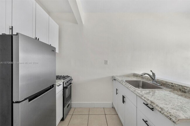 Building Photo - 8135 Crespi Blvd