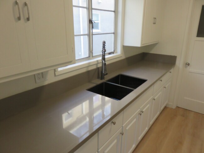 Building Photo - 828 W Glenoaks Blvd