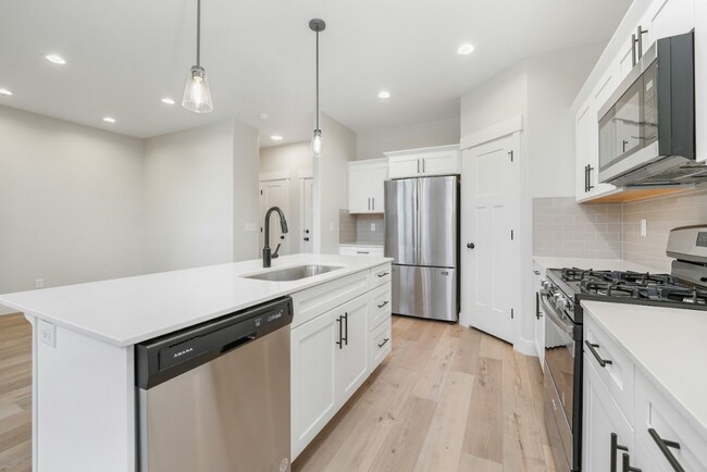 Building Photo - Pet Friendly! End Unit 3-Bedroom Home