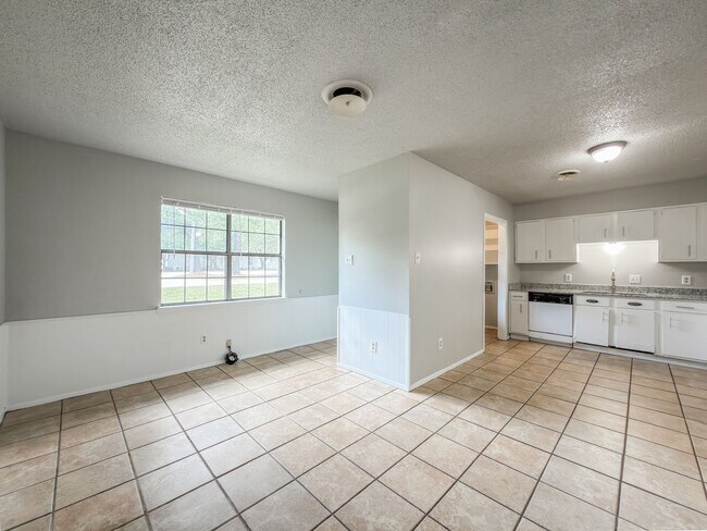 Building Photo - 2802 Grinnell Ave
