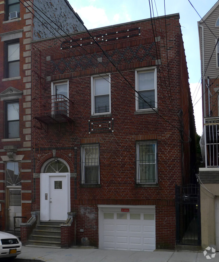 Primary Photo - 762 E 214th St