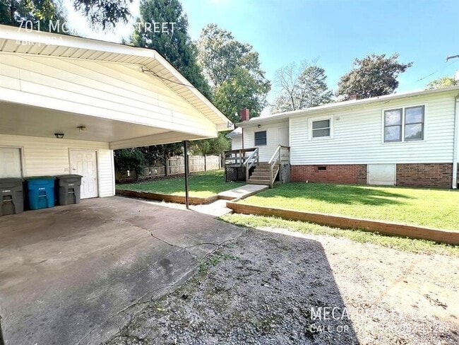 Building Photo - 701 McKnight St