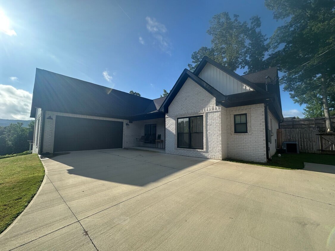Primary Photo - Stunning 4BR/2BA Home in Legacy Hill Estates
