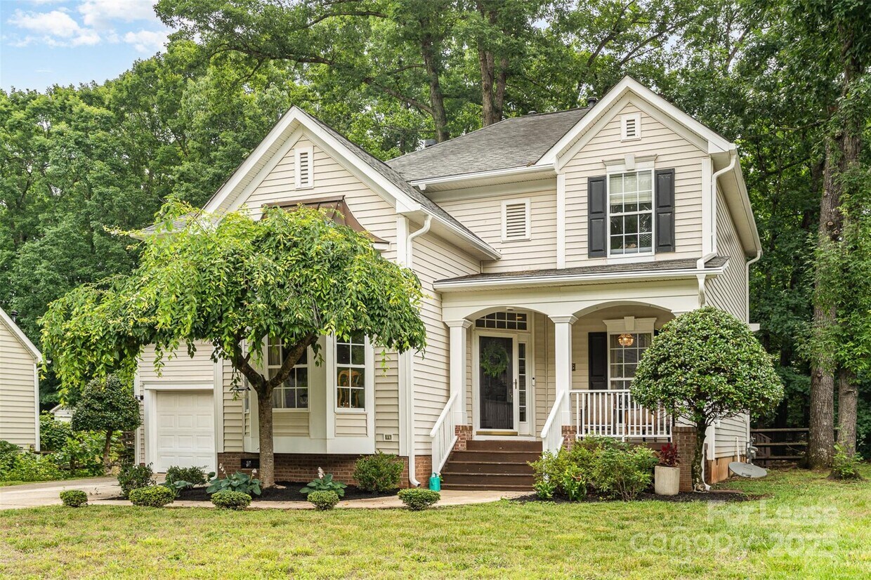Foto principal - 8256 Chatham Oaks Dr